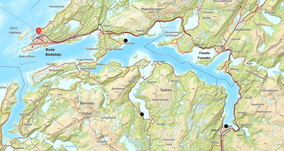Kartusnitt av Skjerstadfjorden hvor permanent vannstandsm&aring;ler i Bod&oslash; er markert, samt omr&aring;dene Naurstad, Oldereid og Rognan hvor Kartverket har m&aring;lt vannstanden i perioden 2024&ndash;2025.