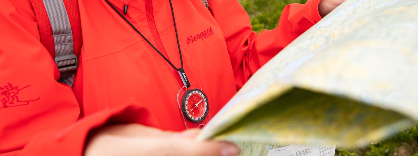 Kart og kompass med på tur. Foto: Hanna Hauan