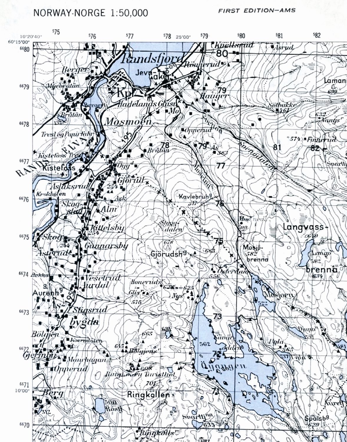 Utsnitt fr&aring; f&oslash;ste utg&aring;ve av M711-kart. Fargane er svart-kvitt og bl&aring;tt hav.