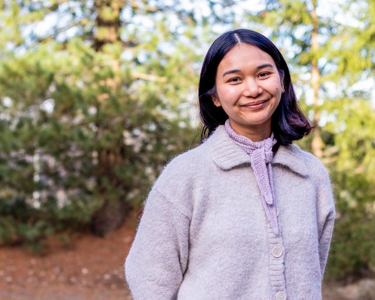 Portrett av Wanwisa Wanpake Johnsrud, skog i bakgrunnen.