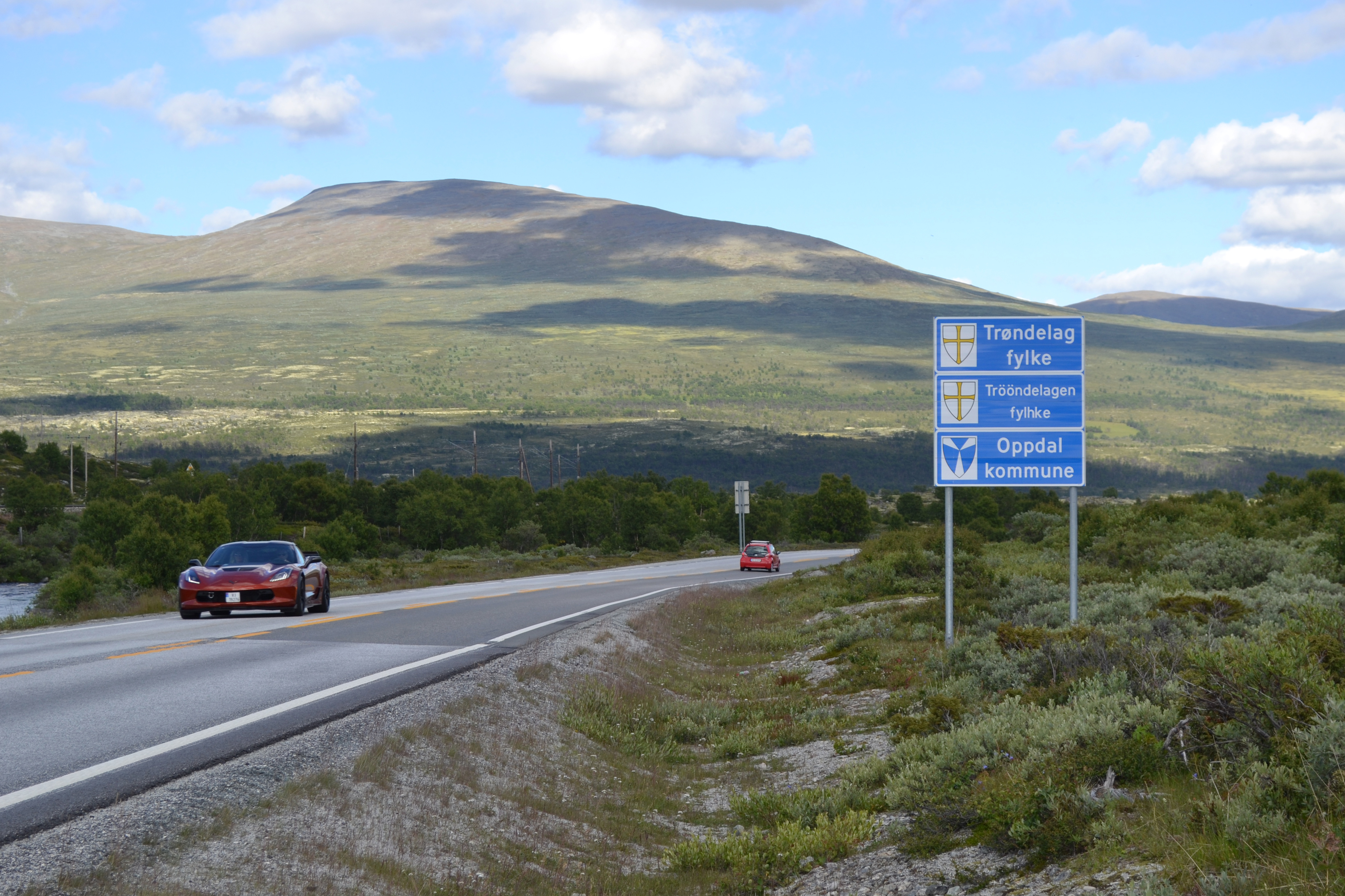 Fjellandskap og vegskilt med teksten Trøndelag fylke
