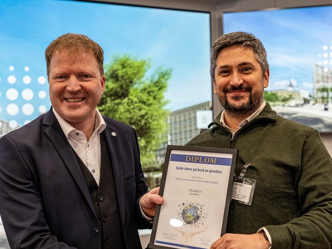 Kommunal- og distriktsminister Sigbjørn Gjelsvik og GIS-spesialist Max Koller frå 7Analytics.