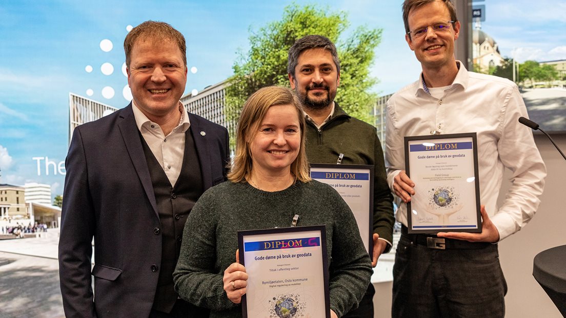 Statsråd Sigbjørn Gjelsvik og dei tre premievinnarane i 2022