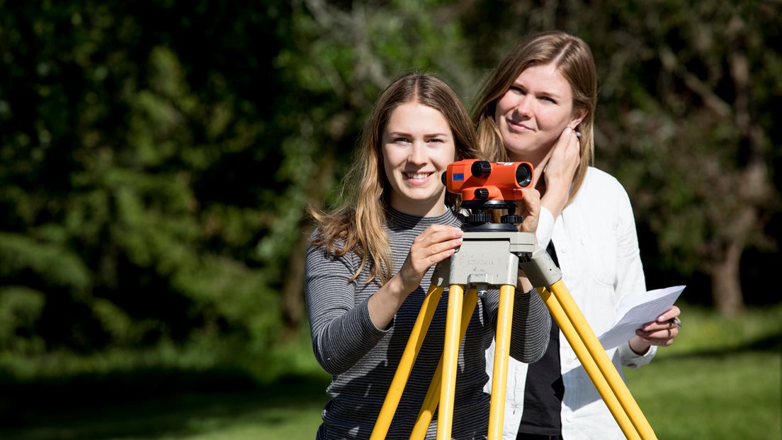 To studenter med landmålerinstrumenter (Foto: NMBU)