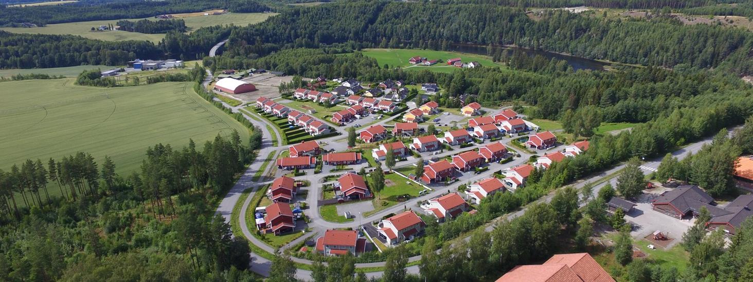 Et boligbyggerlag har etablert seg med tomannsbolig og firemannsbolig.