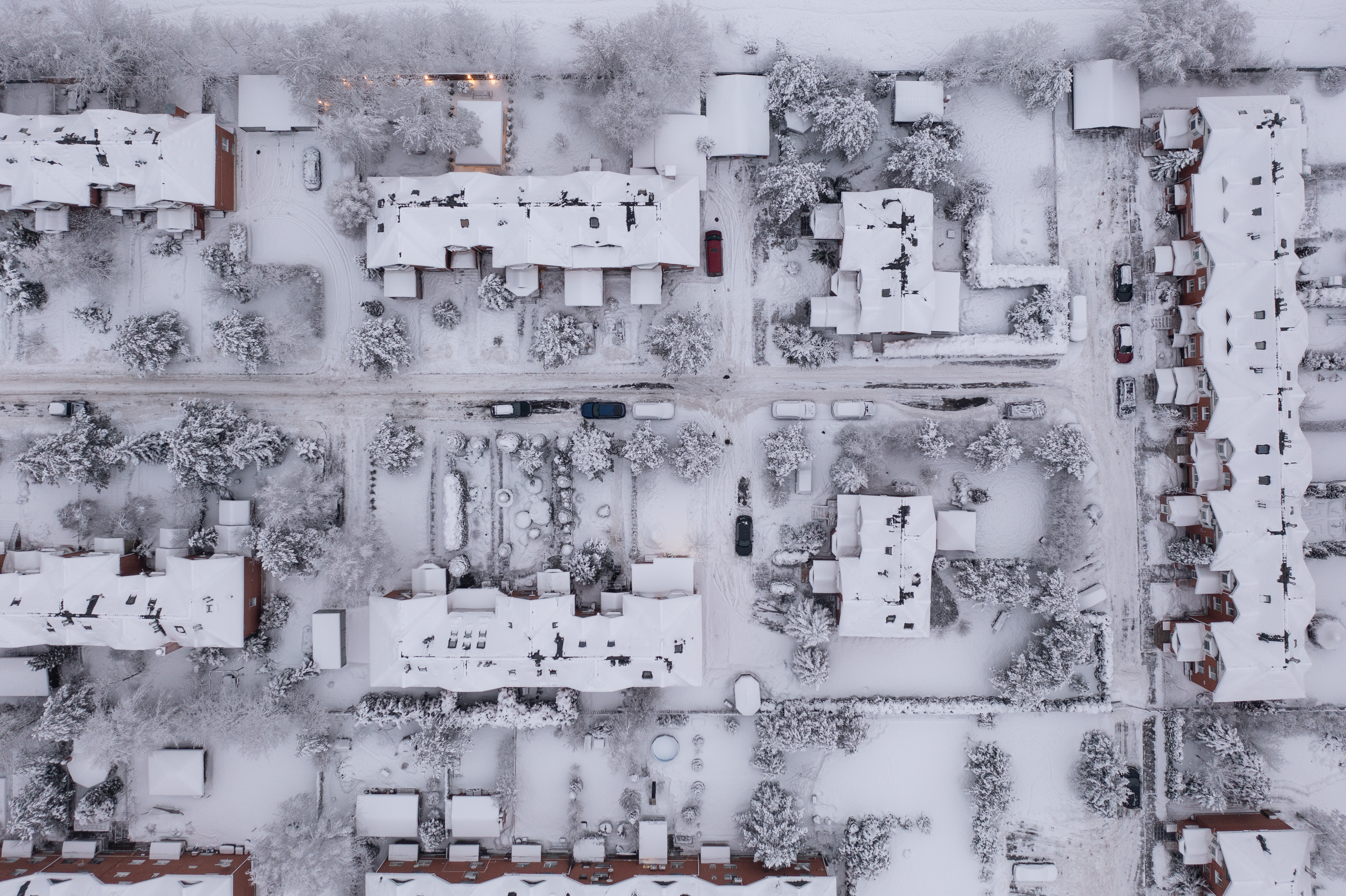 Snødekte gater og småhusbebyggelse fotografert fra lufta med drone. Foto: Ilyaska/ Most Photos)
