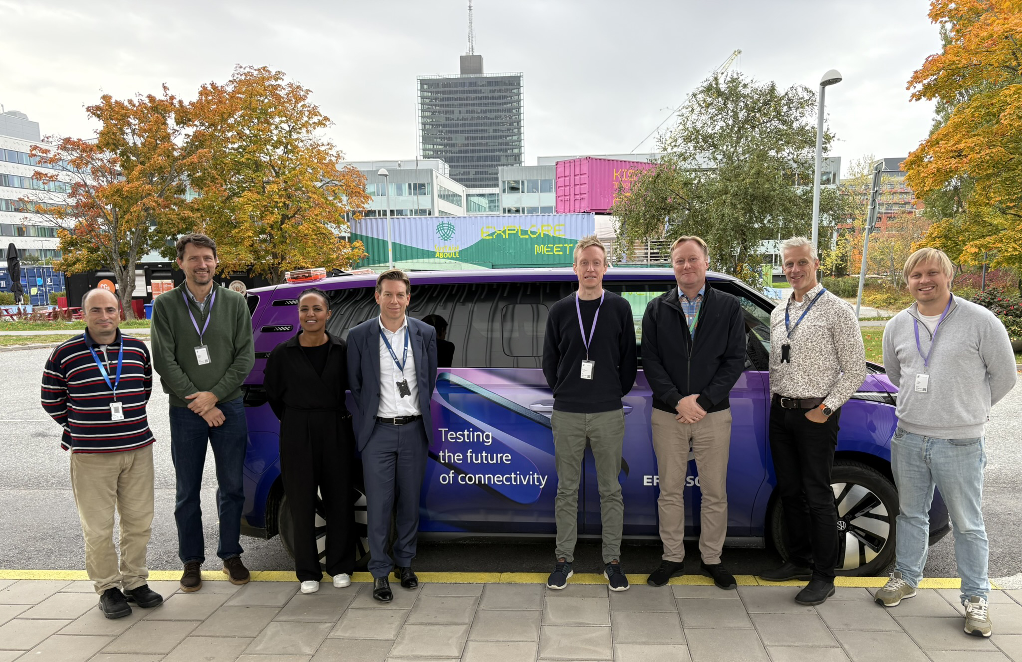 Kraftig regnver ute i havet ved Mevik i Gildeskål med ei strand i framfor. Foto: Marie Kristine Dinessen