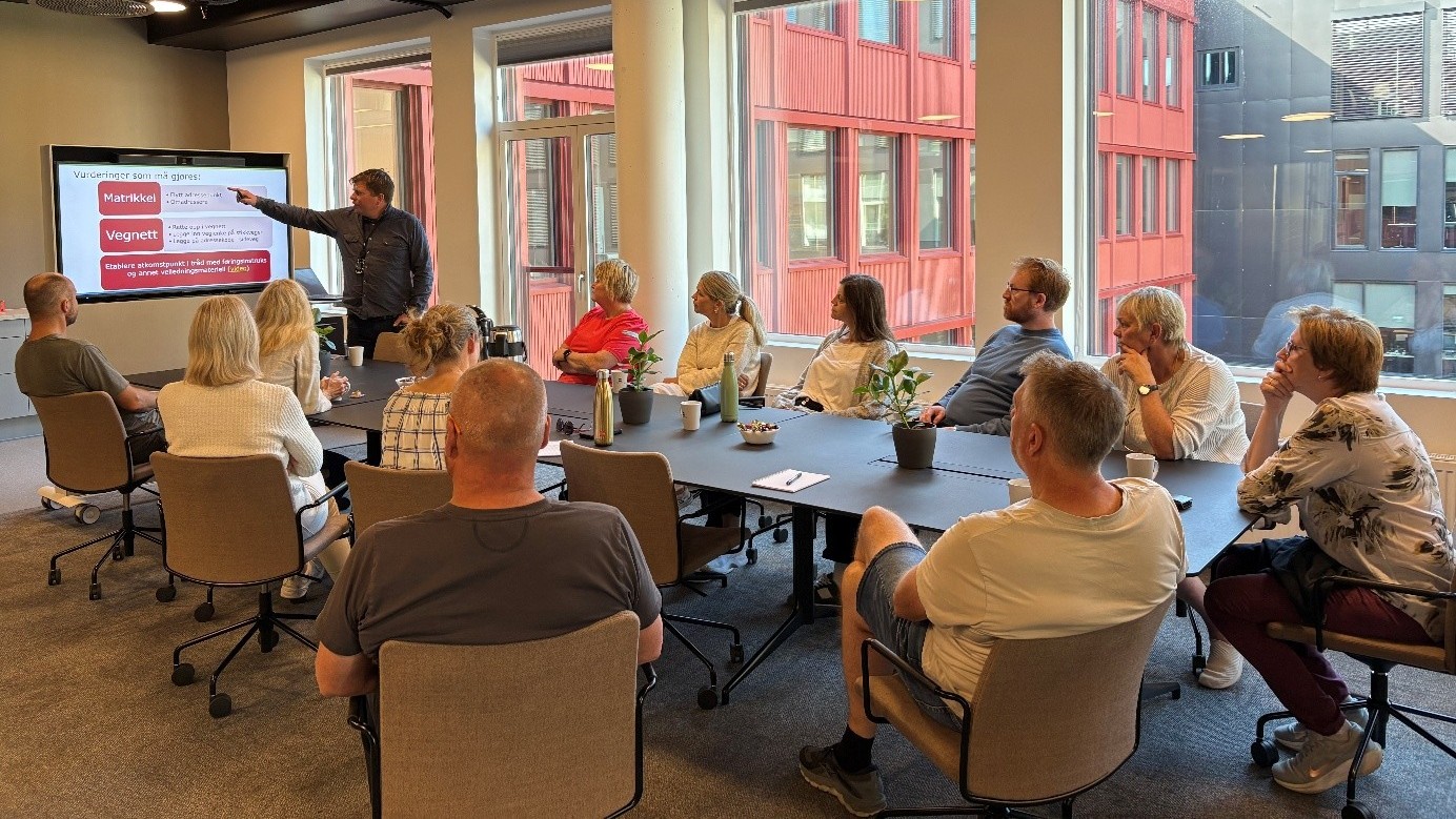 &Aring;sulv Birkeland Stormoen gir en introduksjon til workshopen. Foto Amna Drace Biscevic 16-9.jpg