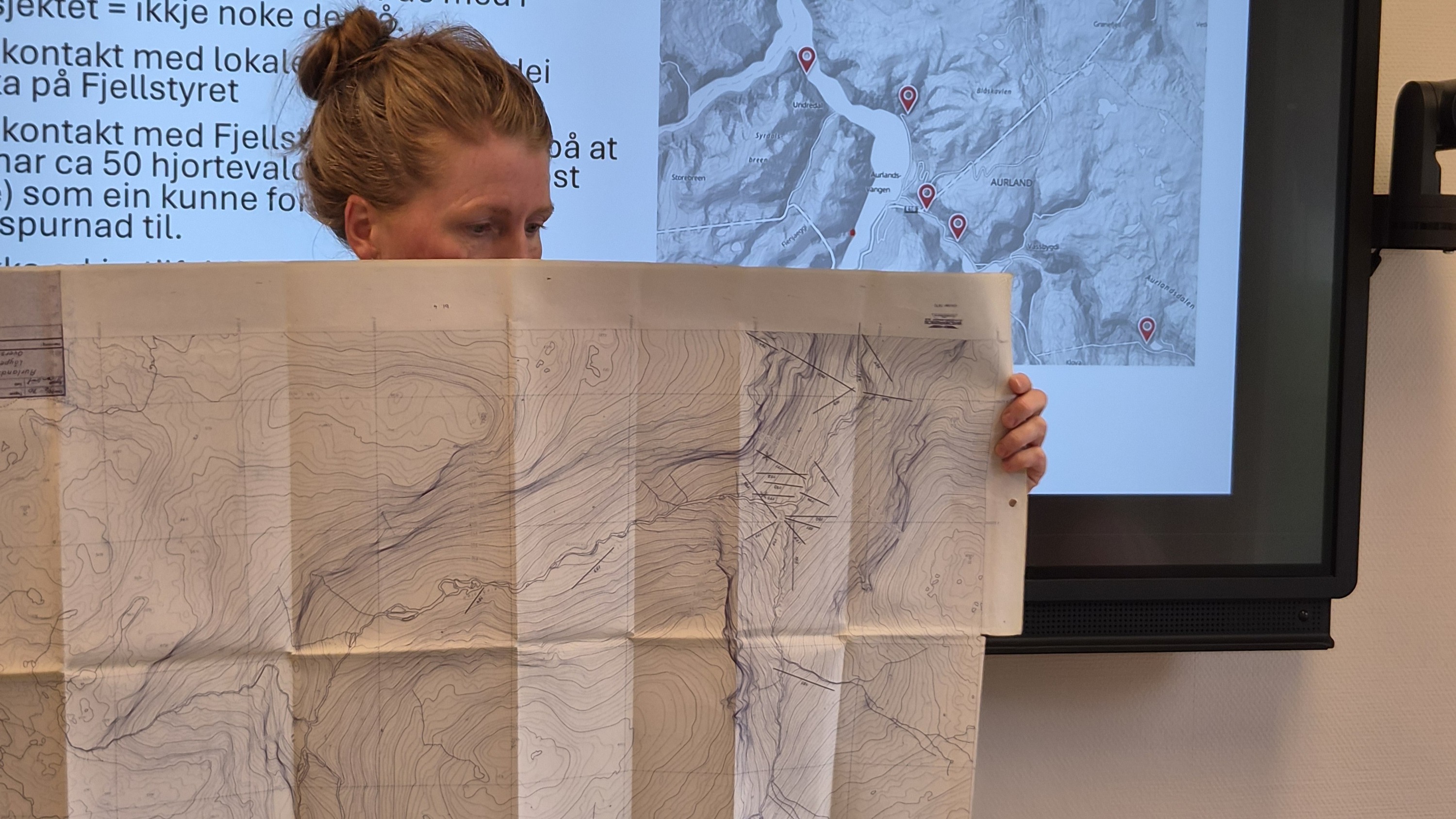 H&aring;ndtegnete l&oslash;ypestrenger p&aring; kart Sn&aelig;d&iacute;s Laufey Bjarnad&oacute;ttir Aurland kommune Foto Anne Lien KV VESTL 16-9.jpg
