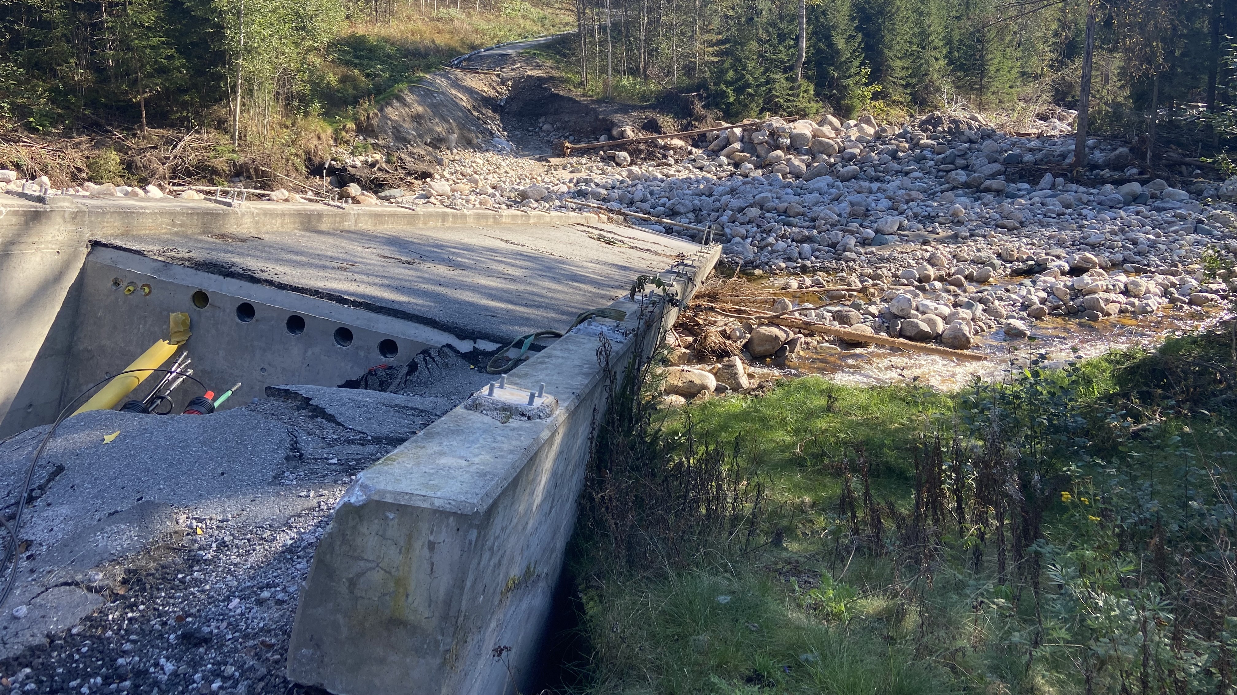 &Oslash;delagt gangbru etter styrtflom i Juvs&aring;a, Midt-Telemark 2024 Jon Arne Trollvik 16-9.jpg