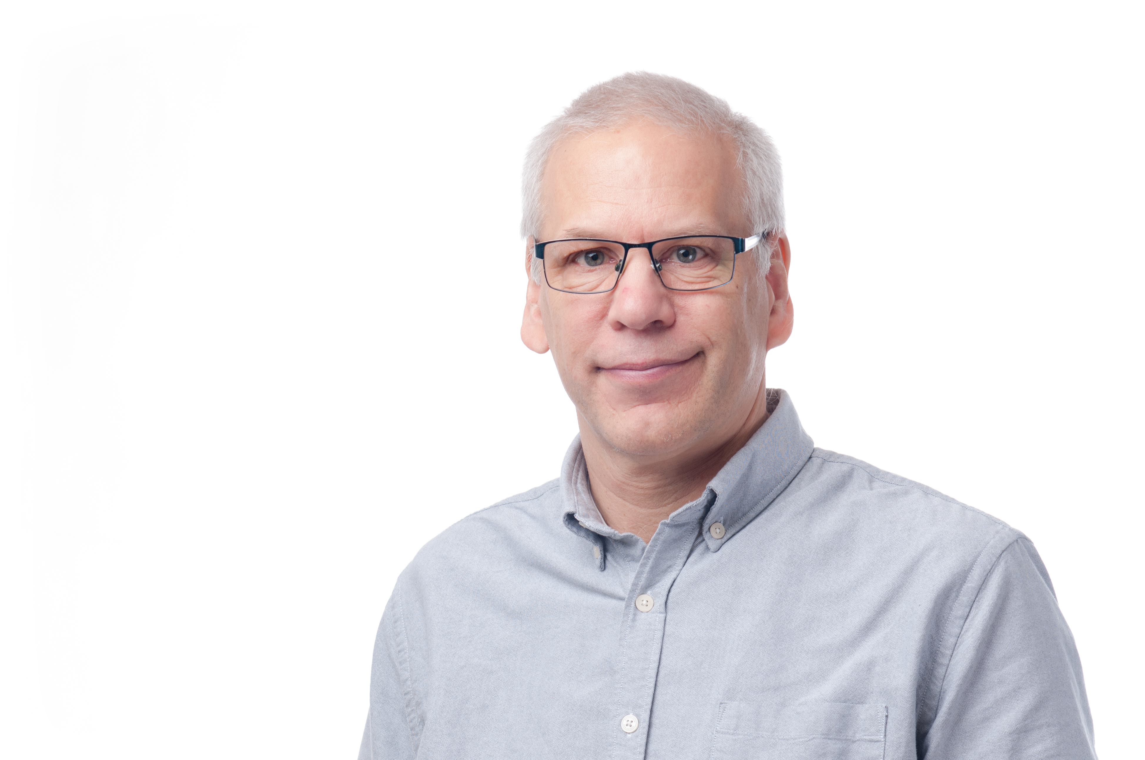 Mannlig ansatt i Kartverket foran en hvit bakgrunn.