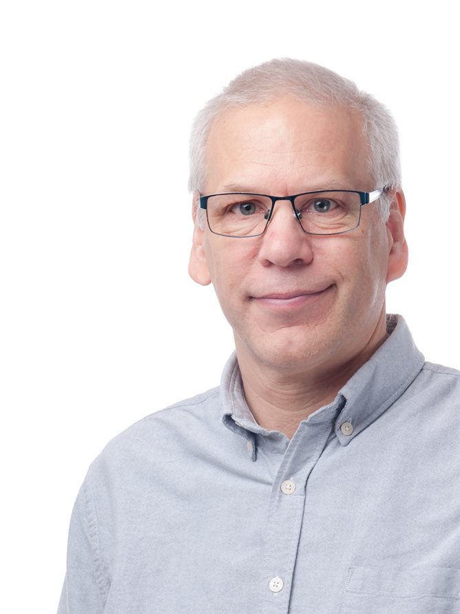 Mannlig ansatt i Kartverket foran en hvit bakgrunn.