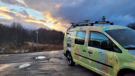 Bil fra Kartverket med posisjonsantenne på taket.