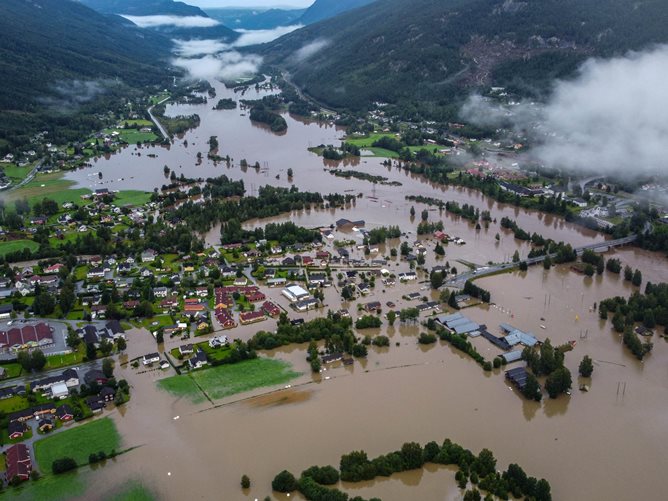 Dronefoto av flom på Ringerike.