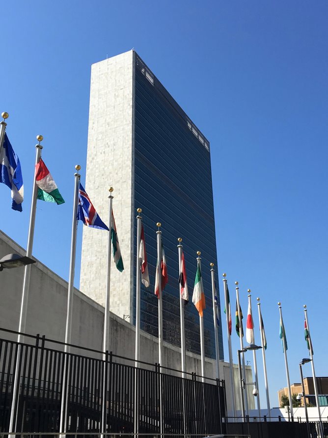 FN-bygningen med flaggborg foran.