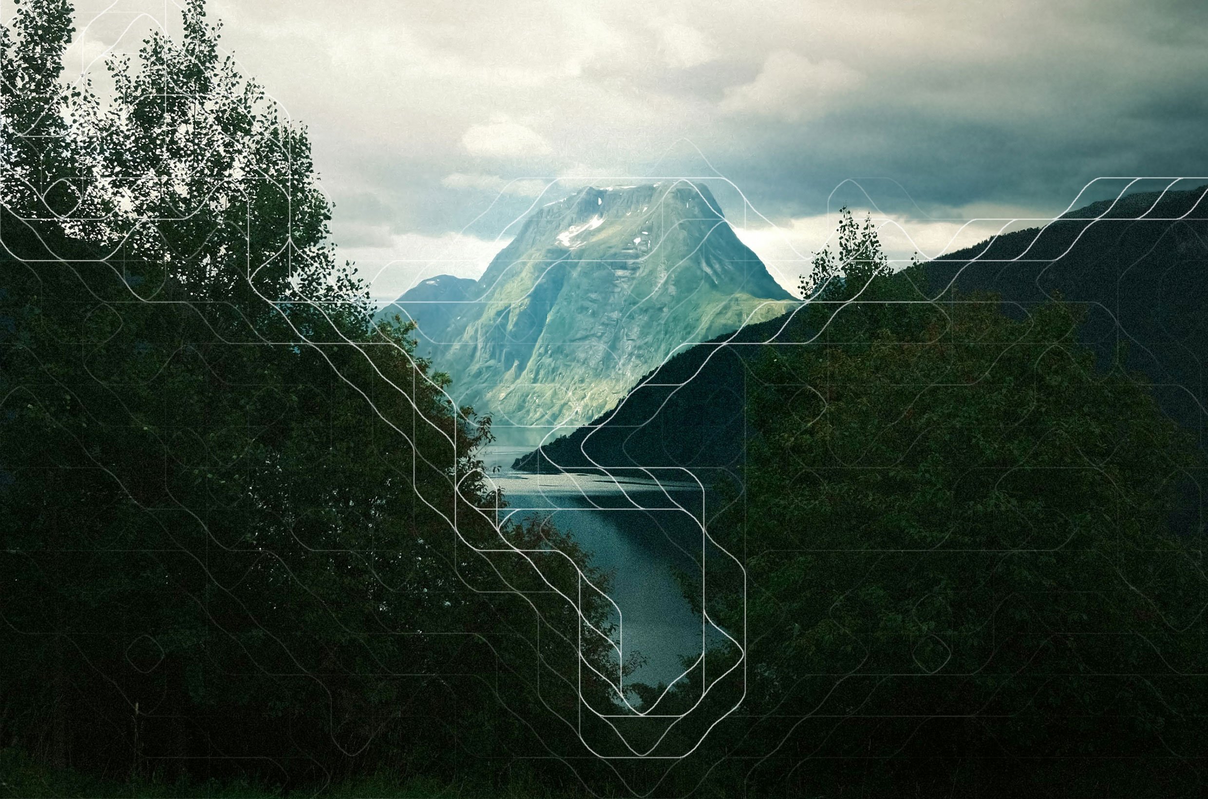 Fjell og fjord sett gjennom lauvverk, med dataanimert mønster foran.