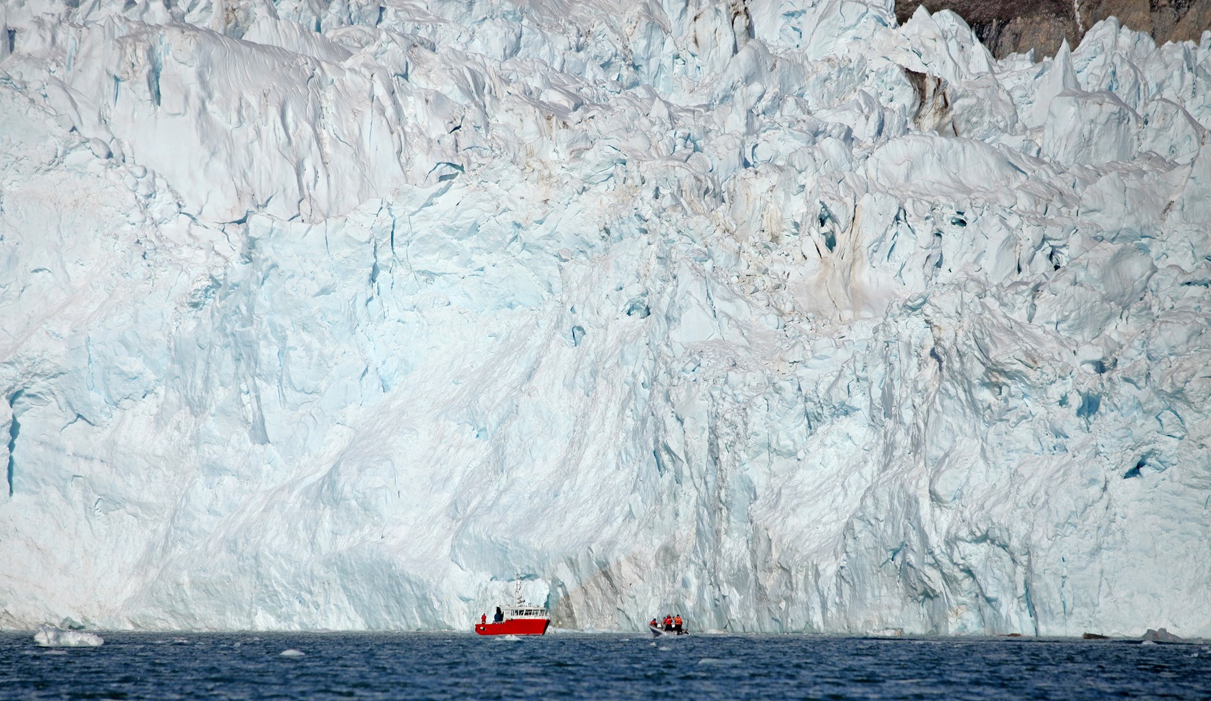Isbreer p&aring; Svalbard med to sm&aring; b&aring;ter foran