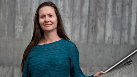 HI-forsker Barbro Taraldset Haugland står i en murtrapp. Foto.
