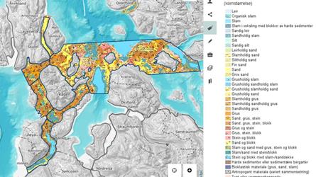 Kart over bunnsedimenter (kornstørrelse) fra Skjervøy og Kvænangen. Kartleggingsområdet er avgrenset med blå linjer. Bakgrunnskartet er en skyggelagt terrengmodell der de kraftigste blåfargene viser de dypeste områdene.
