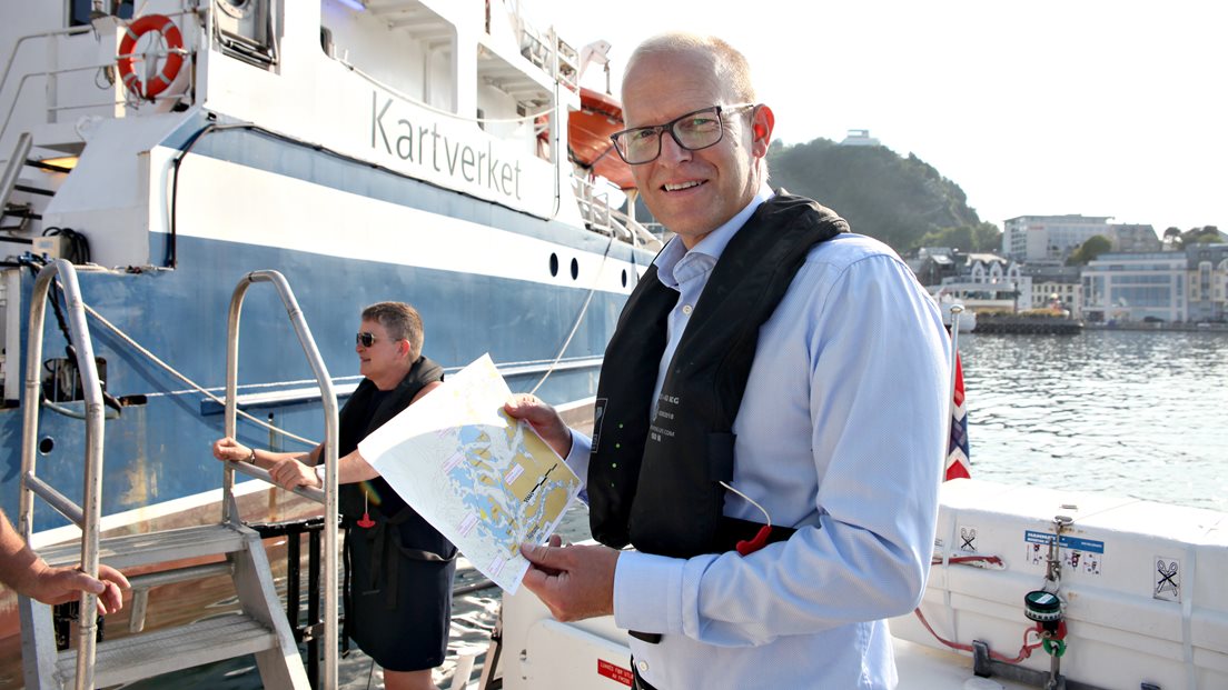 Kartverkssjef Johnny Welle står på ei kai i Ålesund foran Kartvekrets fartøy MS Hydrograf.