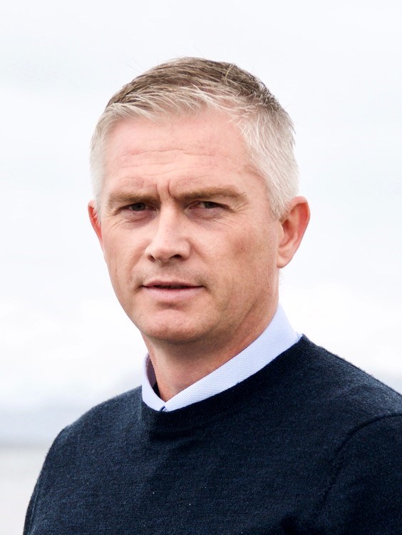 Petter Marius Synnes med hav i bakgrunnen. Foto: Nordi Ocean