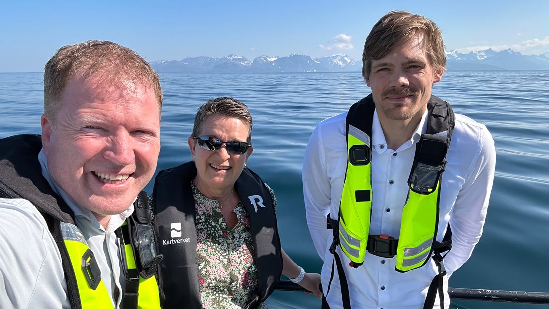 Sibjørn Gjelsvik, Birte Noer Borrevik og Ove Bitsch Olsen om bord i båten MB Anda. Utsikt til havstilla i Skjervøy.