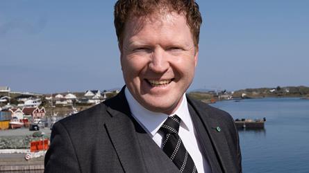Statsråd Sigbjørn Gjelsvik. Utsikt til Kvitsøy hamn i bakgrunnen. Foto: Marie von Krogh