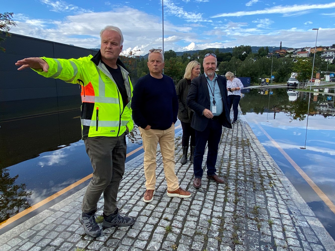 Kommunedirekt&oslash;r Tord Buer Olsen, tidligere ordf&oslash;rer Ingunn Trosholmen, fylkesberedskapssjef Asbj&oslash;rn Lund og statsforvalter Knut Storberget p&aring; befaring p&aring; et overfl&oslash;dd Strandtorget, etter ekstremv&aelig;ret Hans.