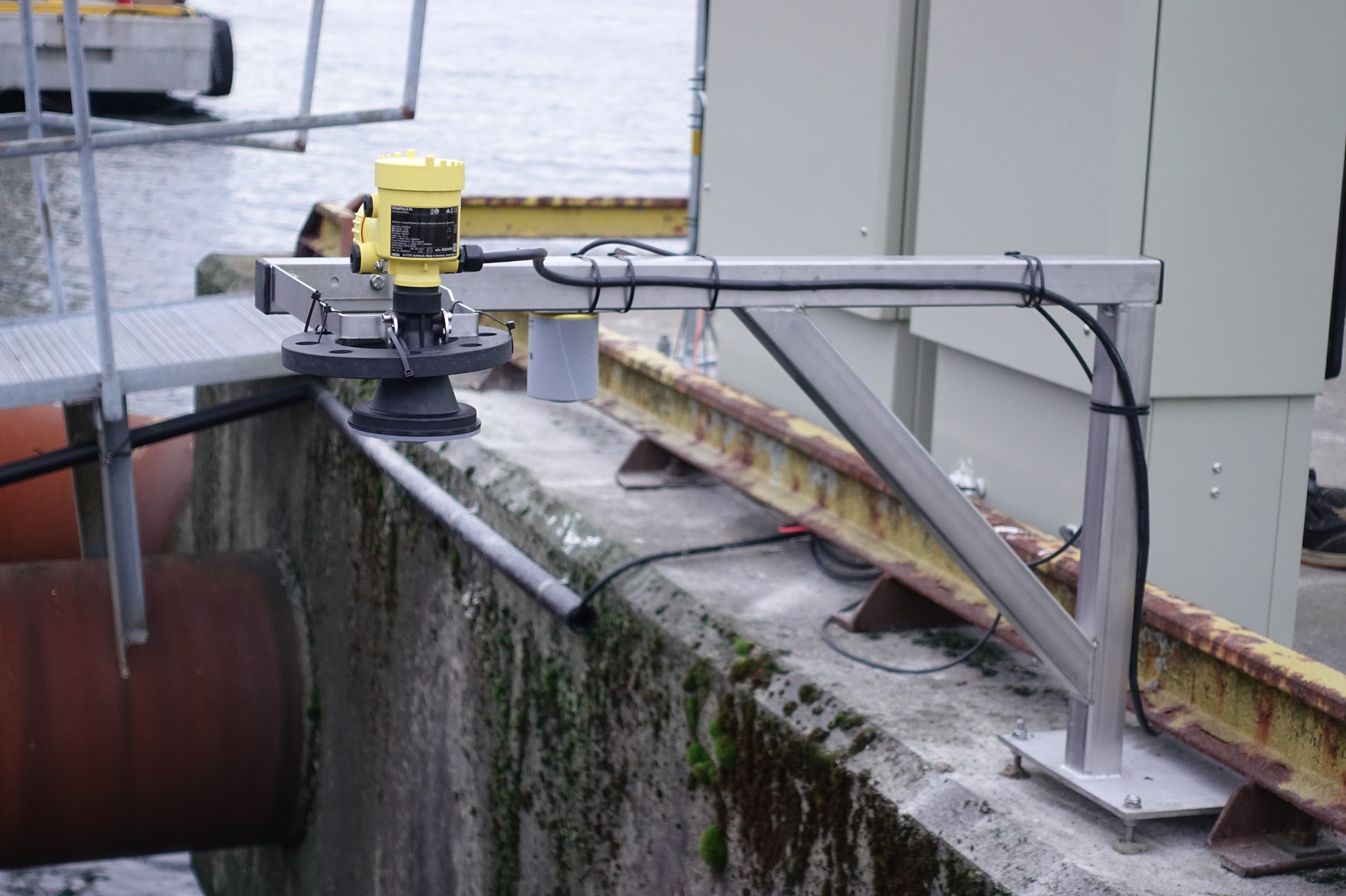 Del av permanent vannstandsm&aring;ler montert i ei havn. Foto: Reidar &Oslash;greid