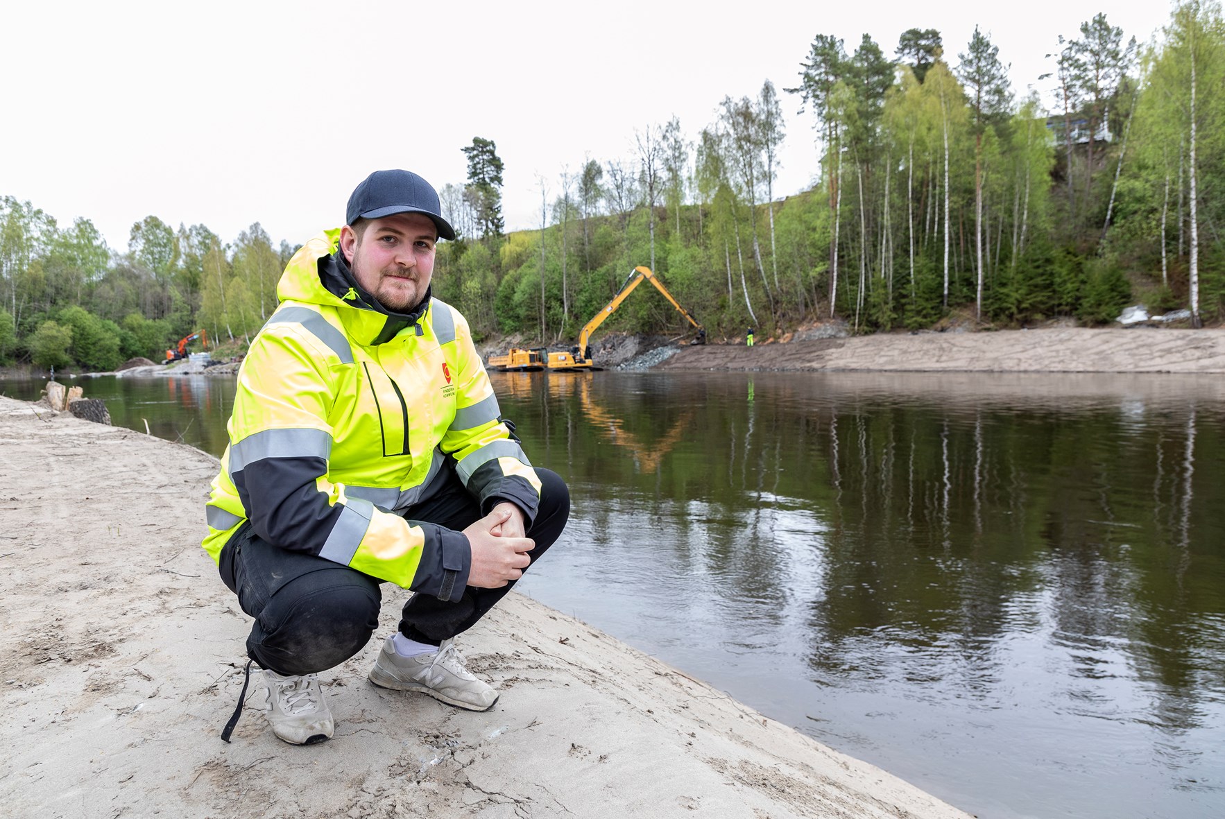 Geolog Marius Karlsen i Ringerike kommune foran flomsikring i Randselva. Foto: &Aring;sgeir St&oslash;rdal/ Kartverket