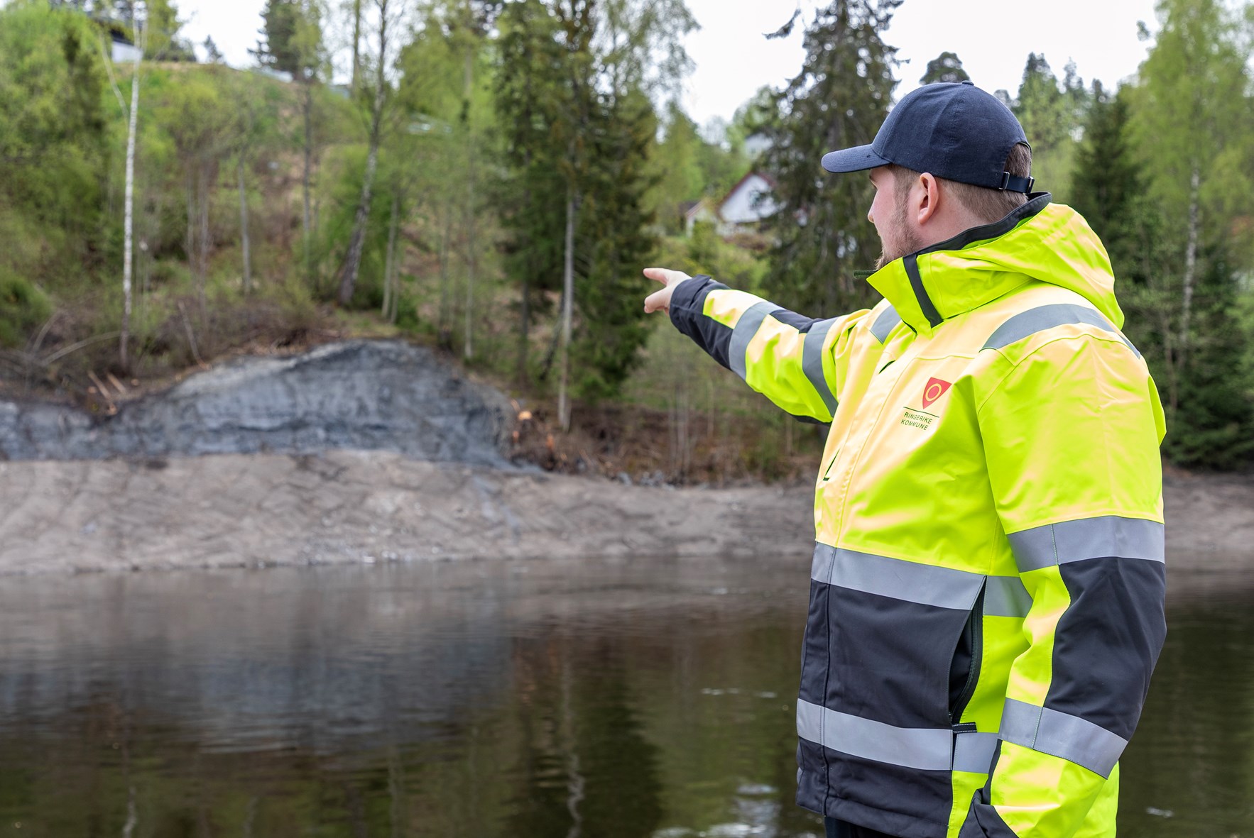 Geolog Marius Karlseni Ringerike kommune peker p&aring; utrast parti av Randselva. (Foto: &Aring;sgeir St&oslash;rdal/ Kartverket)