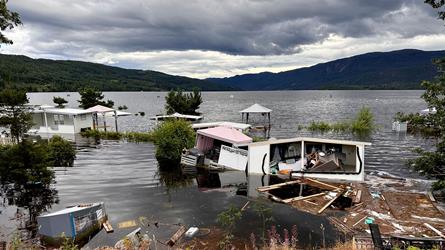 Spikertelt og campingvogner som flyter i vannet etter flom. Foto: Åsgeir Størdal