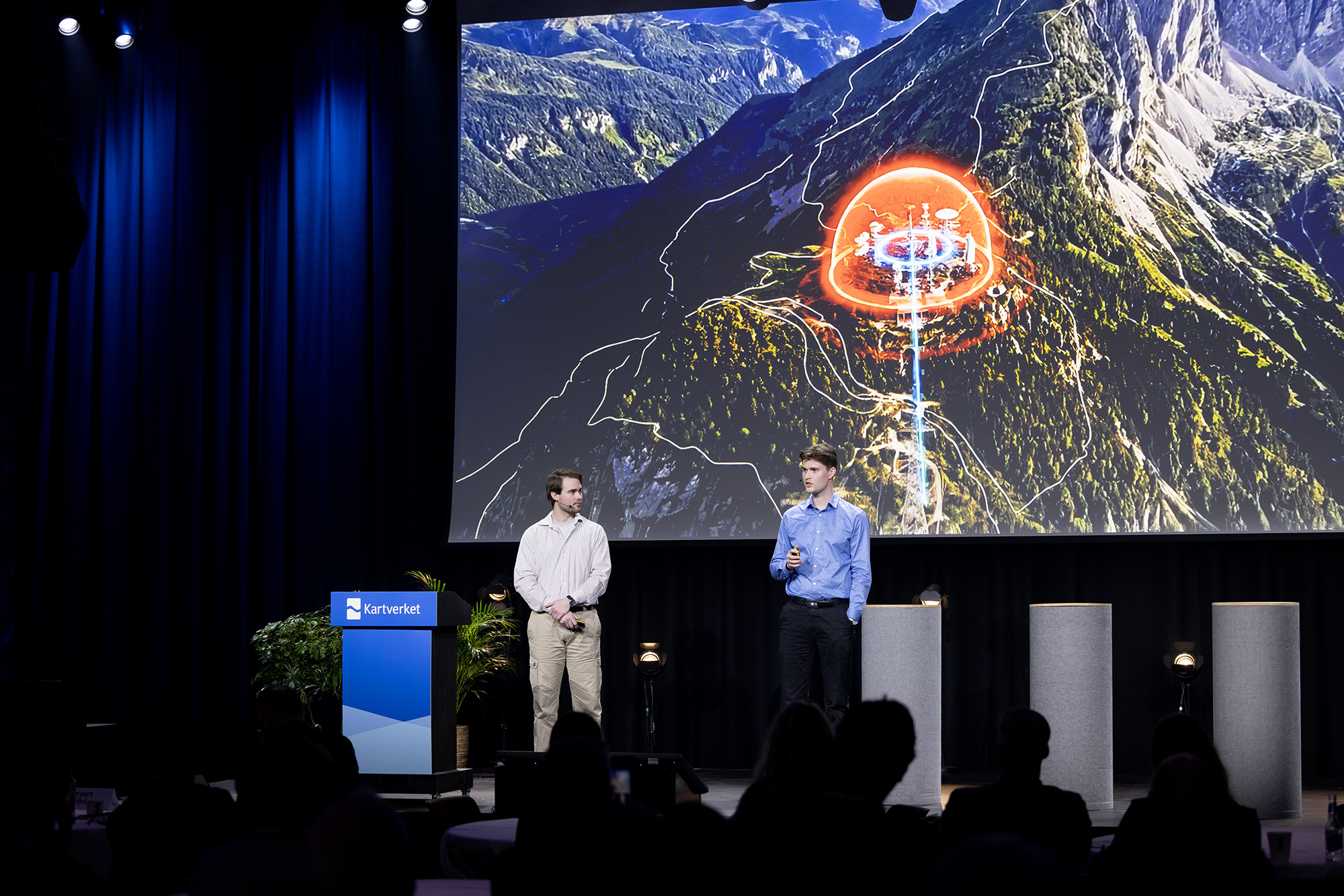 Jonas Riis&oslash;en Land og Sander Jyhne p&aring; scenen under Kartverkskonferansen 2026 hvor de snakker om &aring;pne data - trusselakt&oslash;rane si gullgruve?