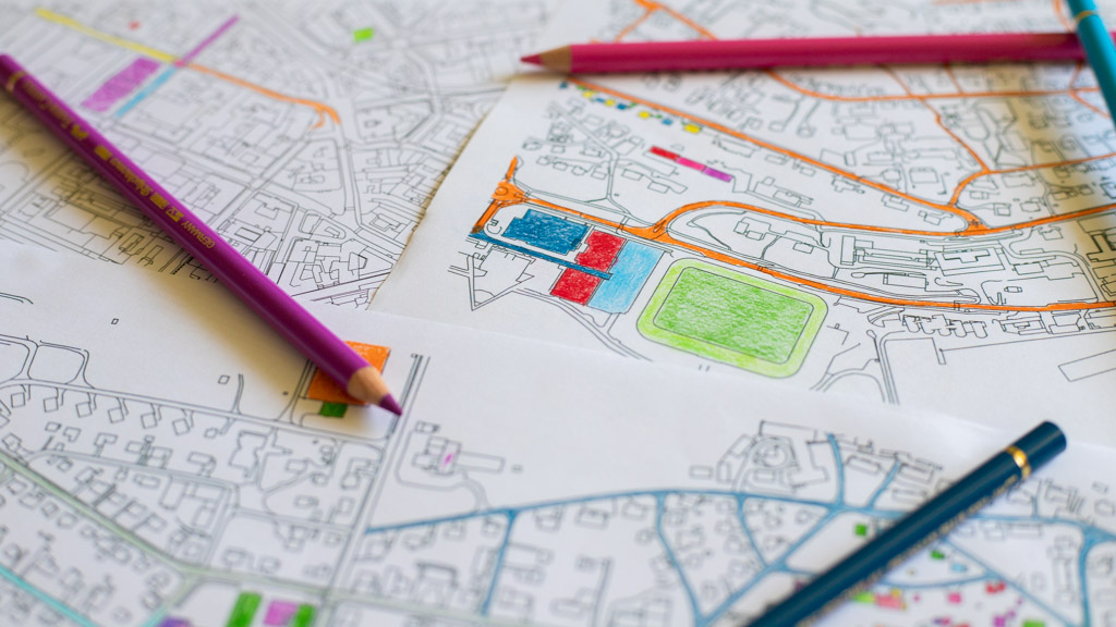 Fargeblyanter og utskrift av fargeleggingskart. Foto: Hanna Hauan, Kartverket