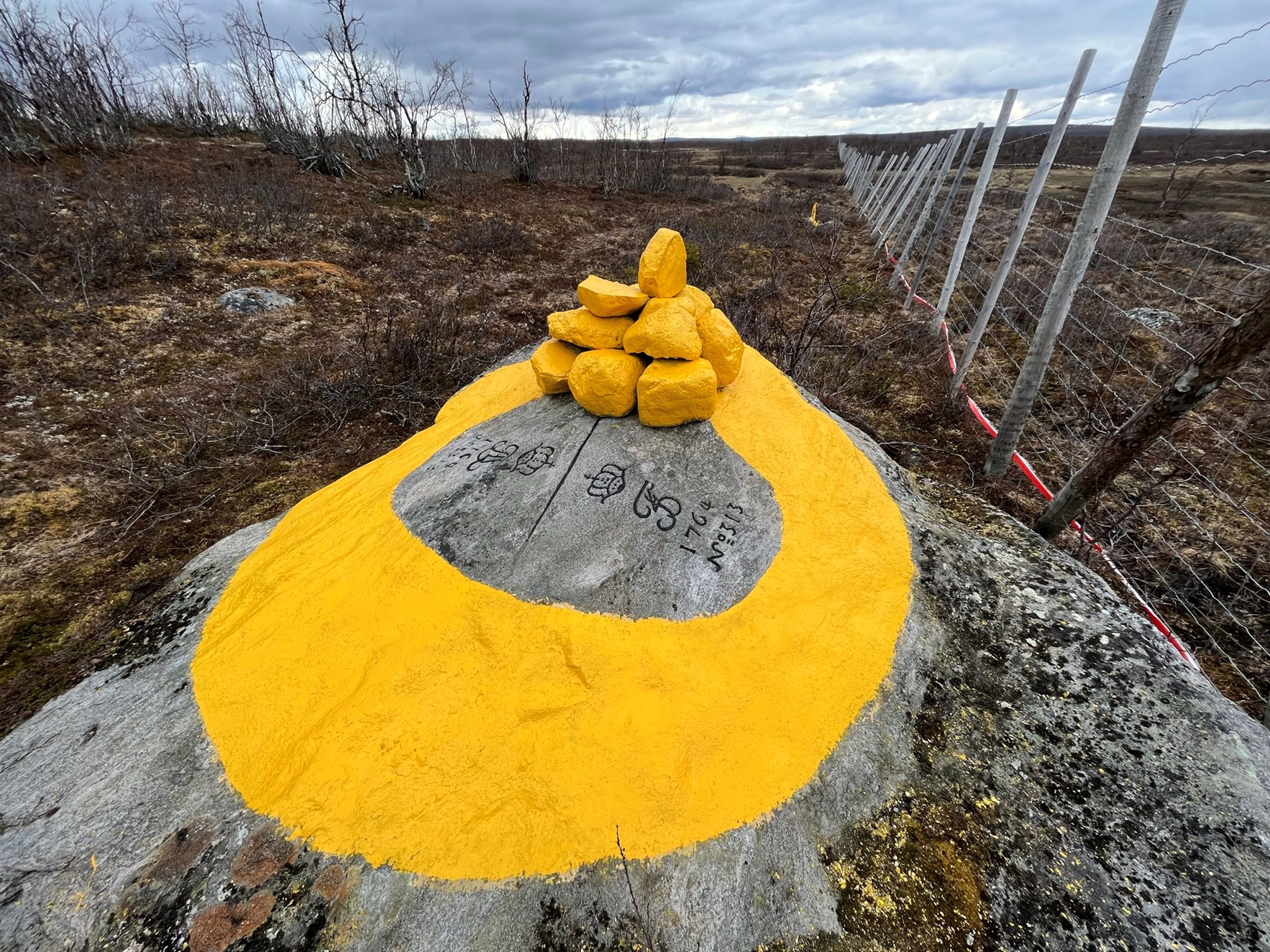 Grensemerke og reinsdyrgjerde i grensekorridoren mellom Norge og Finland. Foto: Tor Erik Bakke, Kartverket