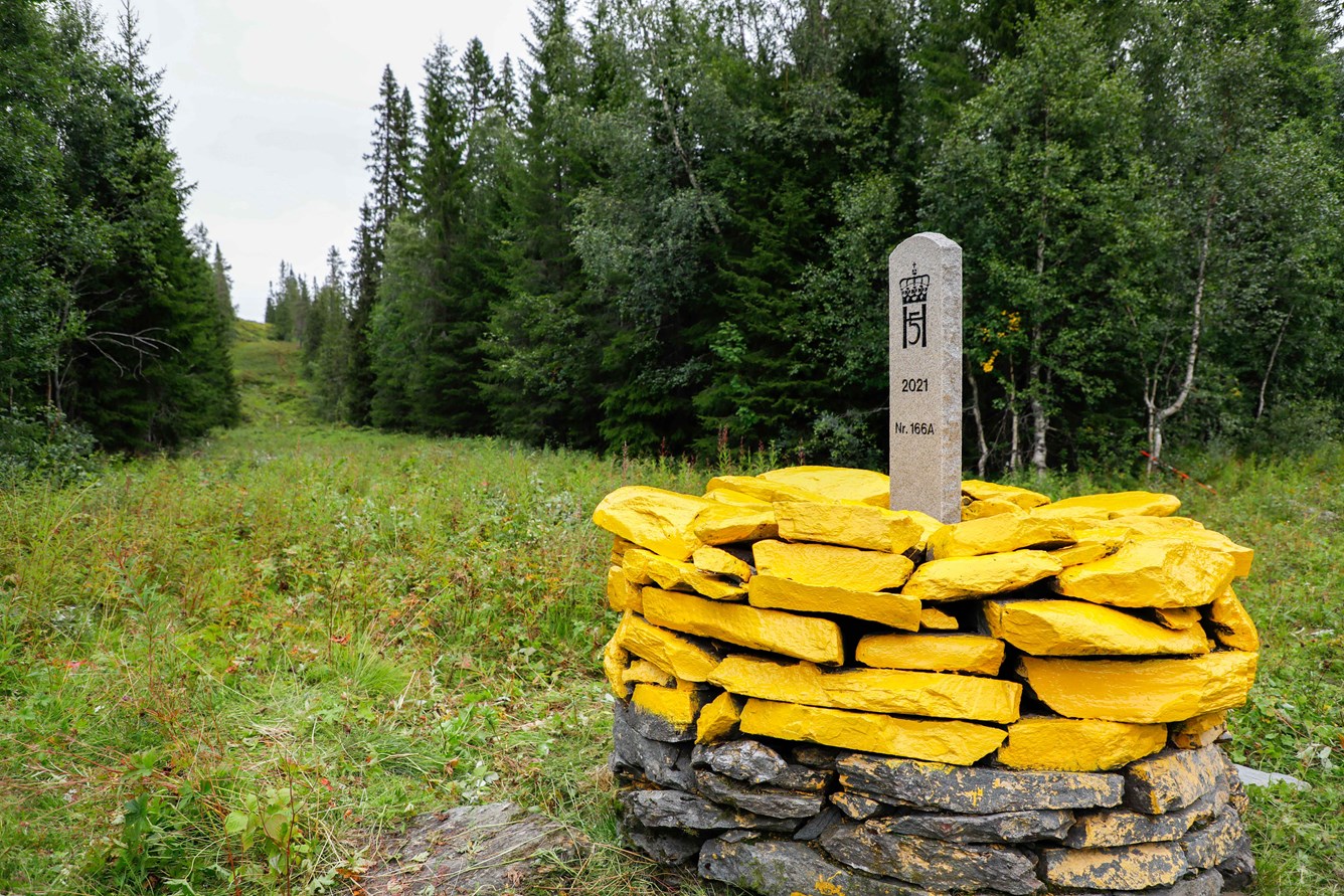 Hjertestein i grensegate på riksgrensen mellom Norge og Sverige.