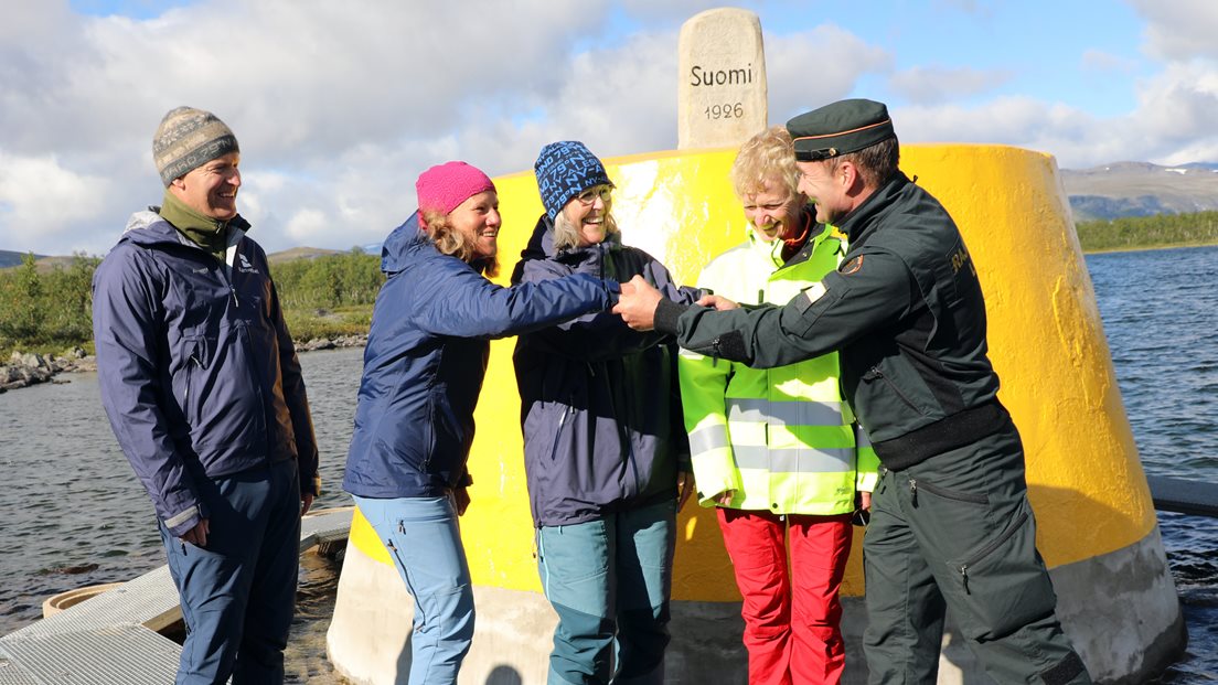 Møte ved Treriksrøysa, der Norge, Finland og Sverige møtes i ett og samme punkt. Fra venstre: Johnny Welle, Anne Guro Nøkleby, Anita Horvei, Susanne Ås Sivborg og Matti Sarasmaa.