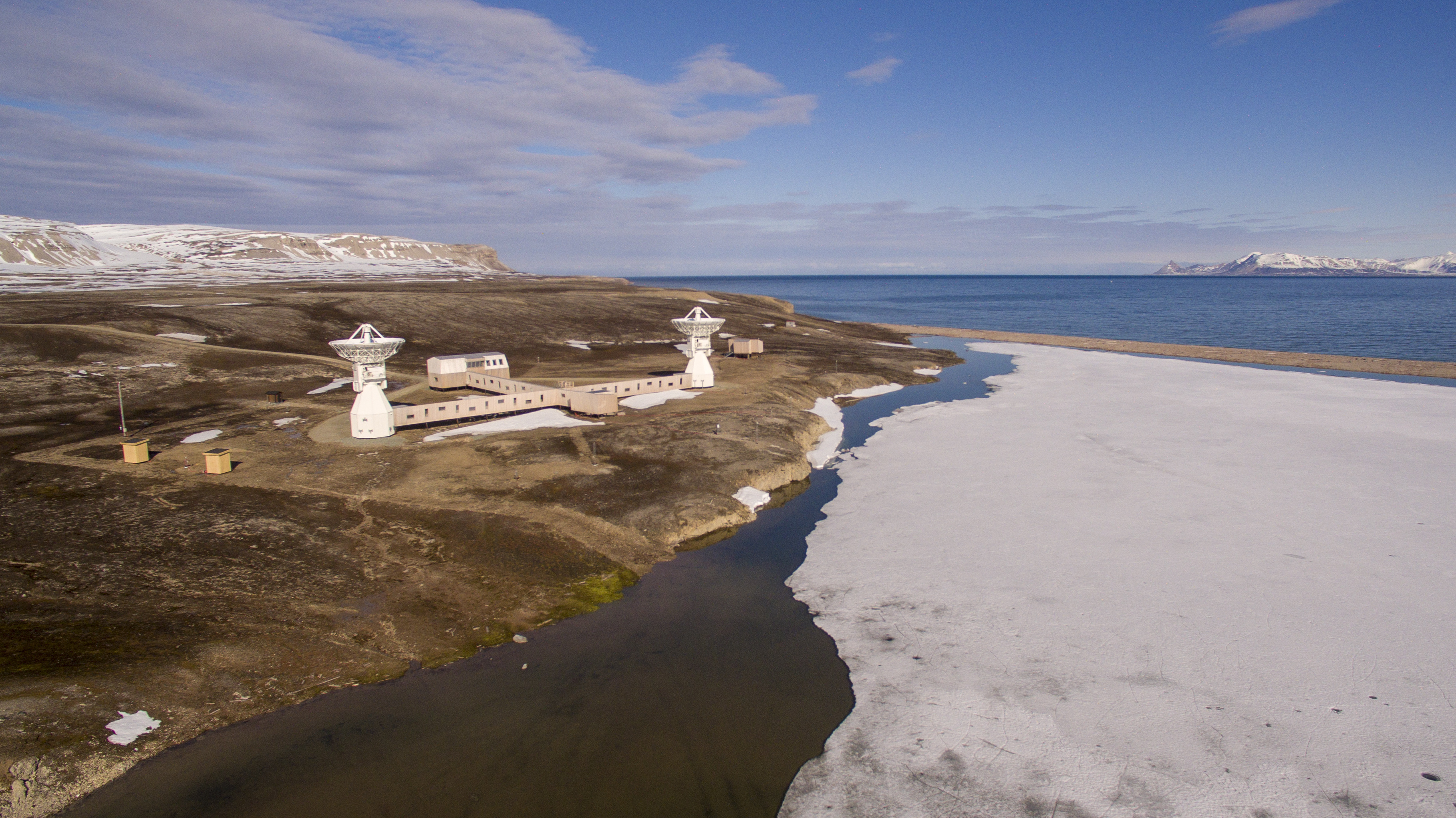 Observatory site buildings and antennas
