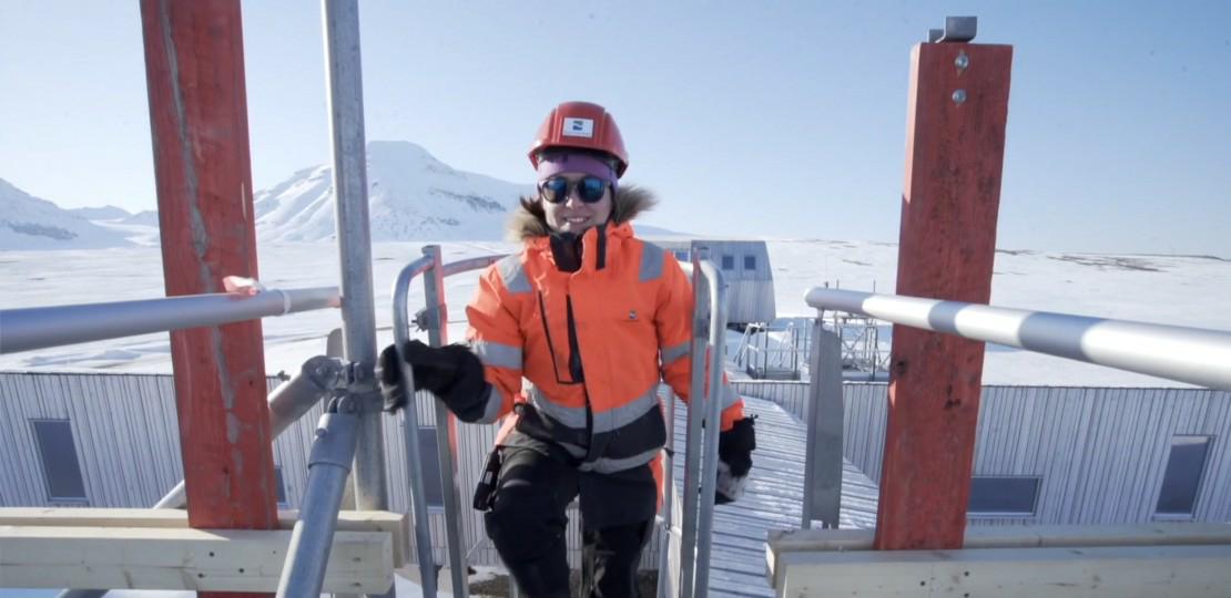 Dame p&aring; jordobservatoriet i Ny-&Aring;lesund