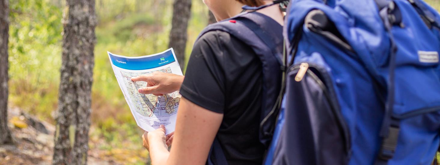 Kvinne på tur med utskrift av "Mitt turkart". Foto: Hanna Hauan