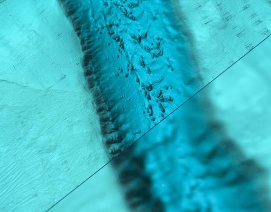 Terrengmodell av havbunn i Breisunddjupet viser forskjell på oppløsning i dybdedata - oppløsning/grid 50x50 vs. 5x5. Kilde: Kartverket