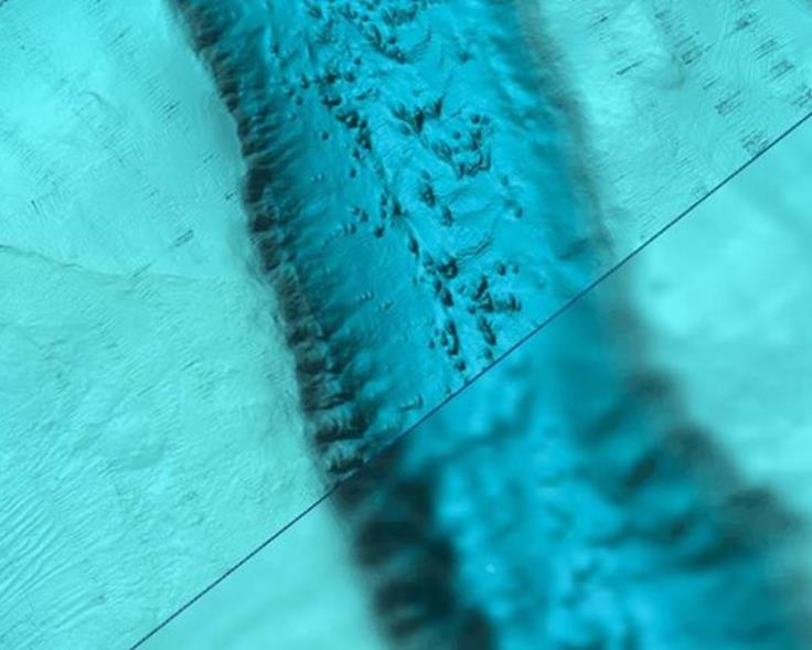 Terrengmodell av havbunn i Breisunddjupet viser forskjell på oppløsning i dybdedata - oppløsning/grid 50x50 vs. 5x5. Kilde: Kartverket