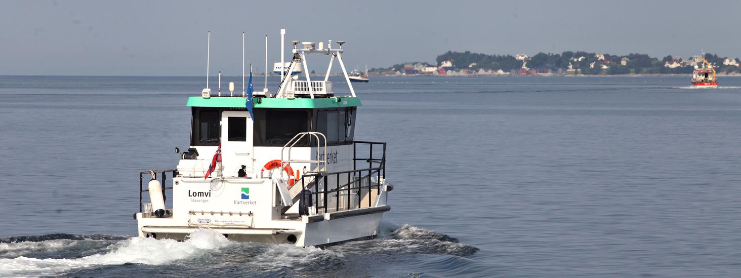 Kartverkets arbeidsbåt MB Lomvi seiler utenfor Ålesund. Foto.