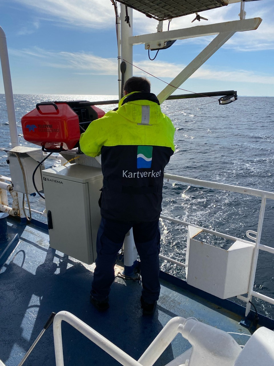 En person p&aring; Hydrografs dekk m&aring;ler lydprofil for Marine grunnkart-programmet.