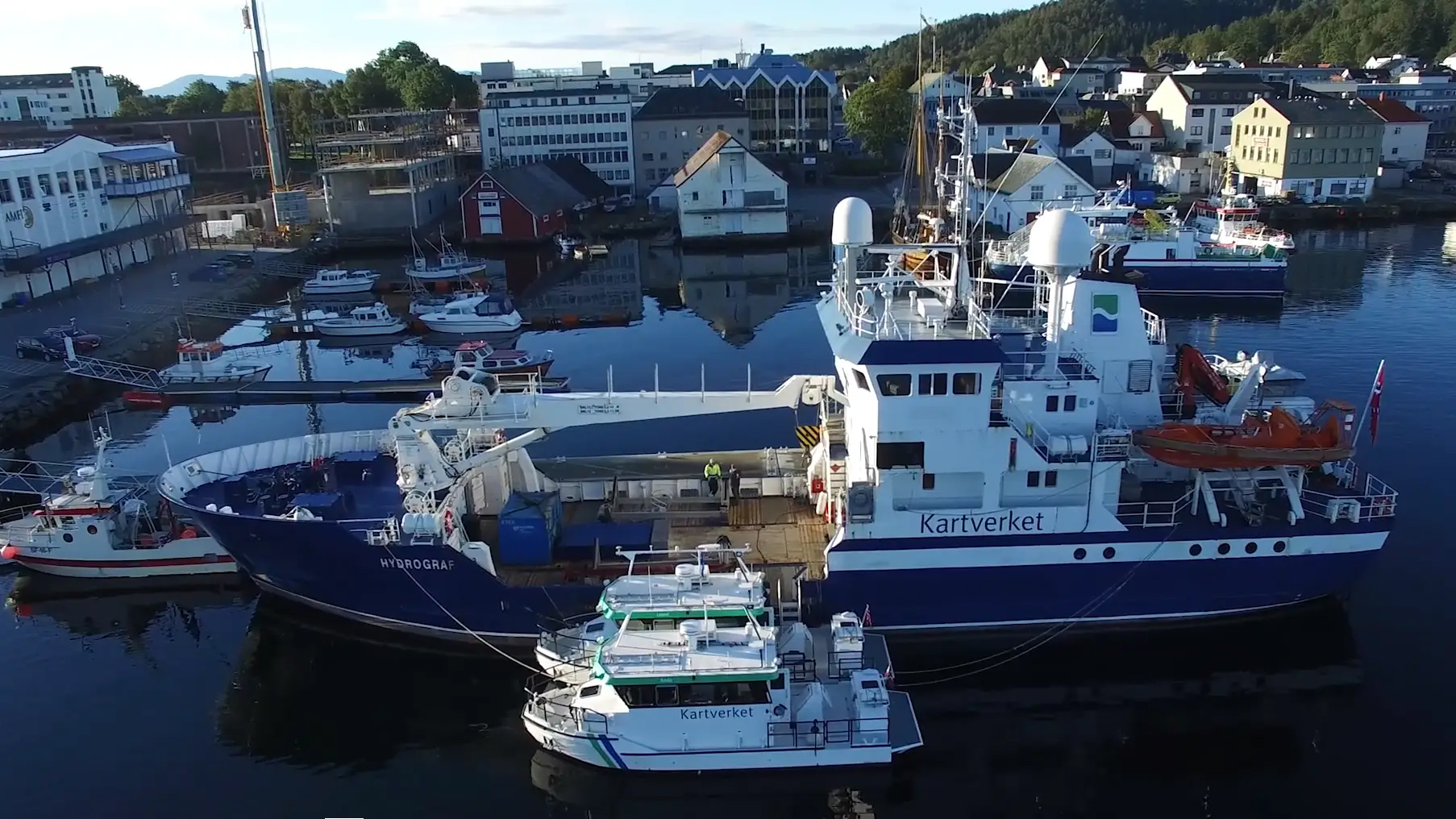 Kartverkets fartøy MS Hydrograf og arbeidsbåter ligger til kai.