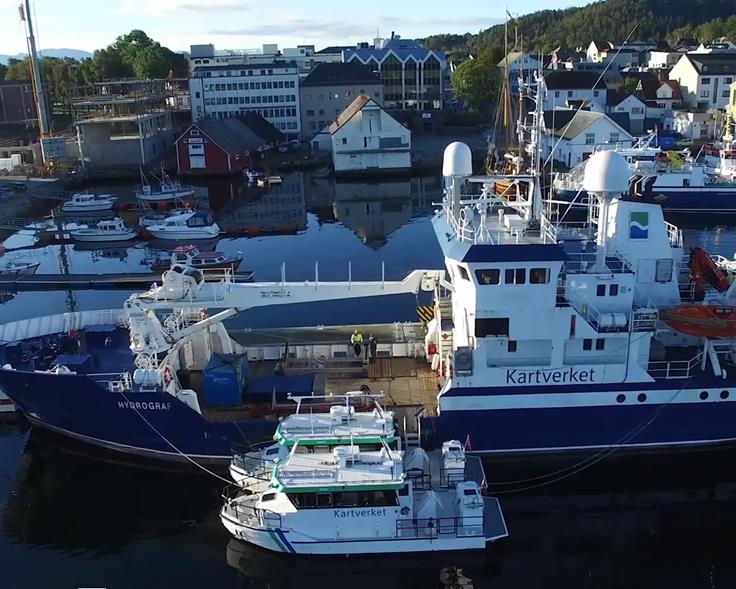 Kartverkets fartøy MS Hydrograf og arbeidsbåter ligger til kai.