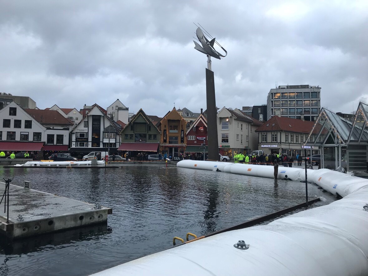 Stormflo i V&aring;gen i Stavanger i 2020. Det er lagt ut lenser og sandsekker. Foto: Jostein Berggraf