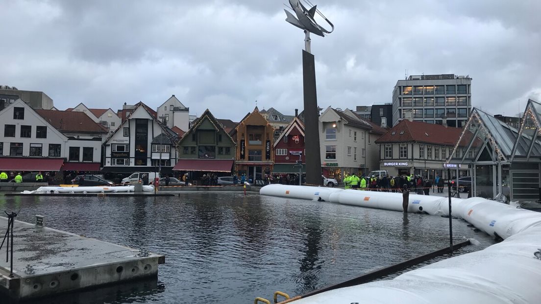 Stormflo i Vågen i Stavanger i 2020. Det er lagt ut lenser og sandsekker. Foto: Jostein Berggraf