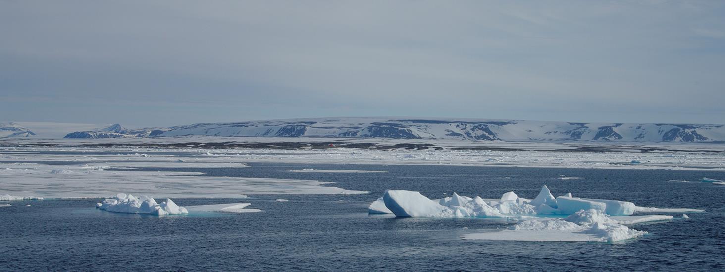 Sjøis i farvann på Svalbard.