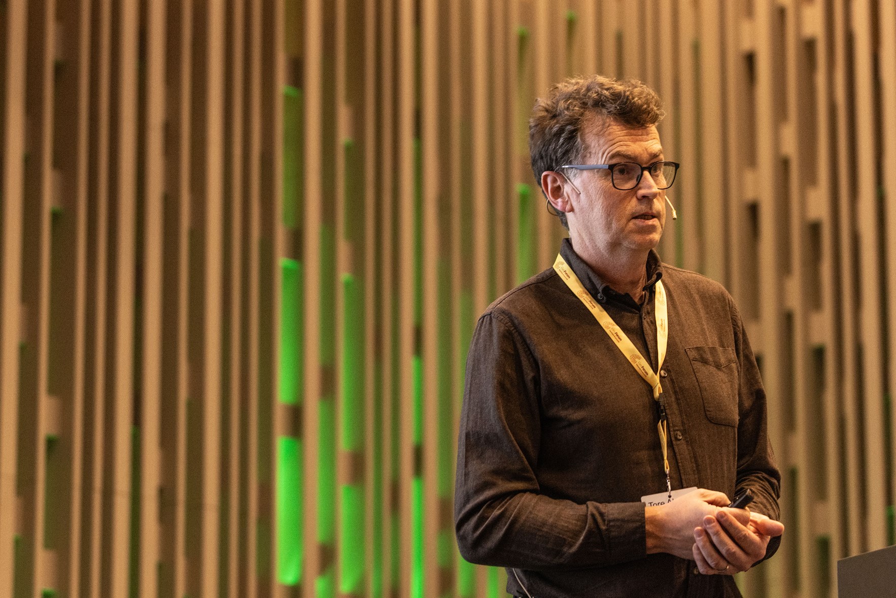 Mannlig ansatt i Kartverket p&aring; scenen under geomatikkdagene 2025